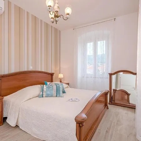 Appartamento Seaside With A Swimming Pool Jelsa, Hvar - 2067 Jelsa (Hvar)